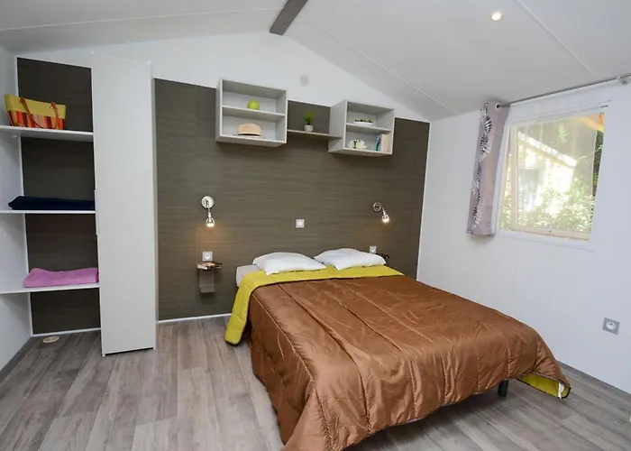 Mobil-home Pmr Avec Terrasse A - Api-1-52-1030 * Hyeres